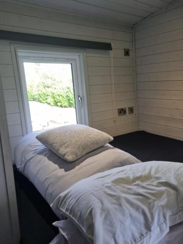 Llit o llits en una habitació de Glamping Hut - Riverside 6