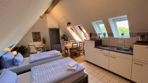 a kitchen with two beds and a dining room at Ferienwohnung Am Jacobsweg in Wurzen