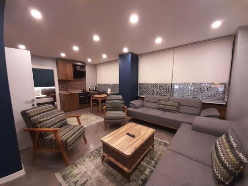 sala de estar con sofá, sillas y mesa en Rhisos Gold Otel, en Rize
