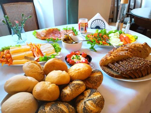 ein Tisch mit Brot und anderen Lebensmitteln darauf in der Unterkunft Pałac Chichy 