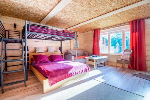 Двох'ярусне ліжко або двоярусні ліжка в номері Villa de 2 chambres avec piscine privee jardin clos et wifi a Sapogne et Feucheres