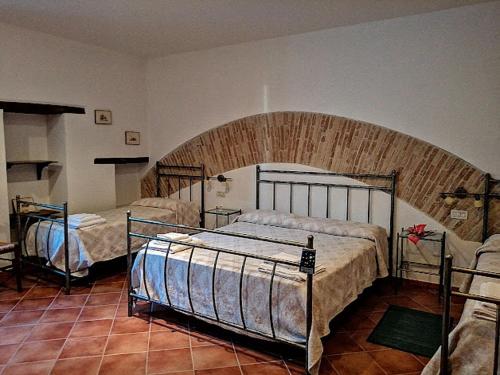 une chambre avec deux lits dans une pièce dans l'établissement B&B La Giuggiola Lanciano, à Lanciano