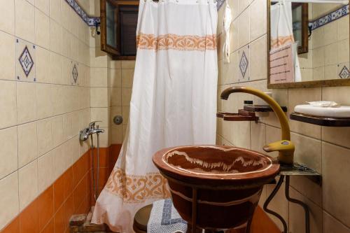 uma casa de banho com um lavatório e um chuveiro em Eros Pittoresque Retreats - Perfect location, Panoramic Seaview em Koroni
