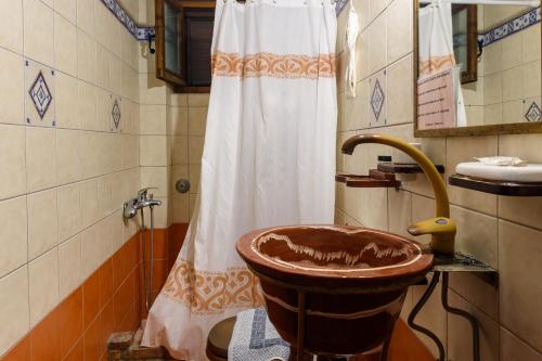 Kúpeľňa v ubytovaní Eros Pittoresque Retreats - Perfect location, Panoramic Seaview