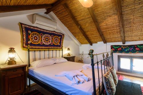 um quarto com uma cama com toalhas em Eros Pittoresque Retreats - Perfect location, Panoramic Seaview em Koroni