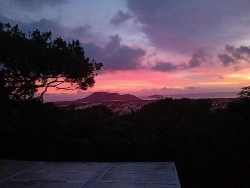 um pôr-do-sol com vista para uma cidade em Loft Com Lago Hidro e Vista Para o Mar em Florianópolis