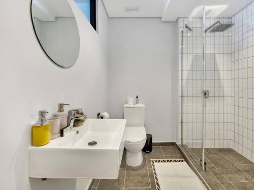 Kúpeľňa v ubytovaní Sunny,bright,secure- Promenade apartment with Wifi