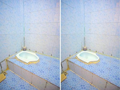 zwei Bilder eines Badezimmers mit WC auf dem Boden in der Unterkunft SPOT ON 91786 Kilana Homestay in Makassar