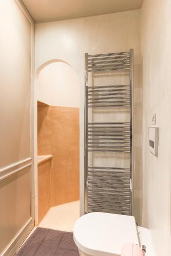 La salle de bains est pourvue de toilettes et d'un placard. dans l'établissement Louvre Charmant Studio, à Paris