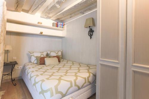 a small bedroom with a bed in a room at Louvre Charmant Studio in Paris