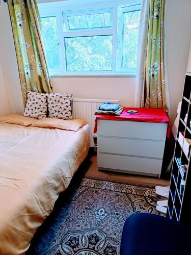Tempat tidur dalam kamar di London Double Room with free parking and wifi