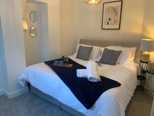 - un lit avec un plateau de nourriture dans l'établissement Alto - Lovely 2 Bedroom Serviced Apartment Bristol by Mint Stays, à Bristol