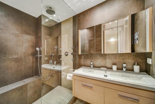 y baño con lavabo y ducha. en Appartements Croisette Grand Hôtel en Cannes
