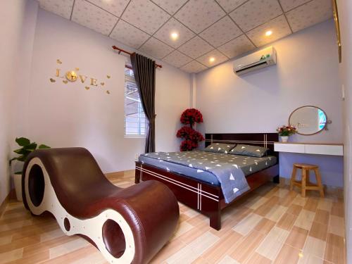 Hotel Cù Lao 2 : غرفة نوم فيها سرير وكرسي