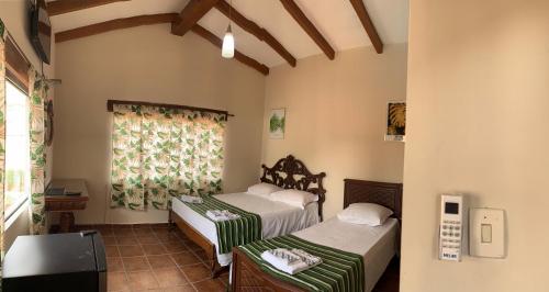 サンタ・クルス・デ・ラ・シエラにあるLili's Hostelのベッドルーム1室(ベッド2台、窓付)