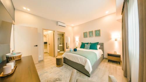 Cama o camas de una habitación en Fully Serviced Apartment at Regatta Living II - 6C