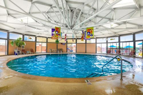 een groot zwembad in een grote kamer met ramen bij Sea Watcher in Ocean City