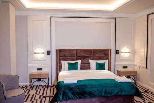 Un pat sau paturi într-o cameră la Hotel Carolin