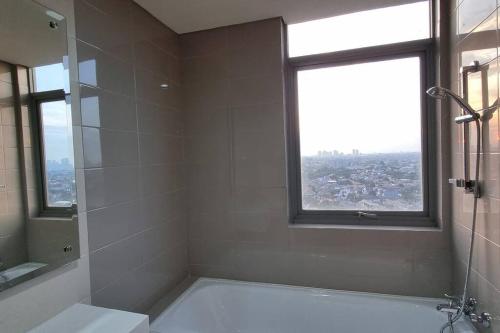 Apt Pejaten Park 2 BR Rust dgn Swim Pool & Netflix