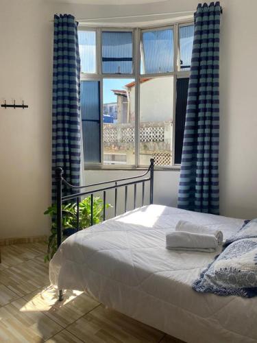 a bedroom with a bed and a large window at Salvador Dance-Hall Cuartos Privados in Salvador
