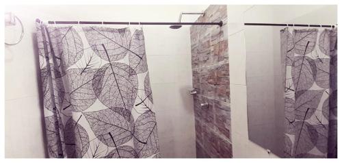 a shower with a shower curtain in a bathroom at Villa Aurora in Ricaurte