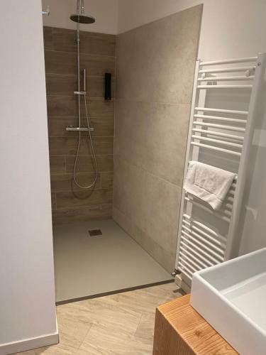 uma casa de banho com um chuveiro e um lavatório. em Agritur Verderame em Trento