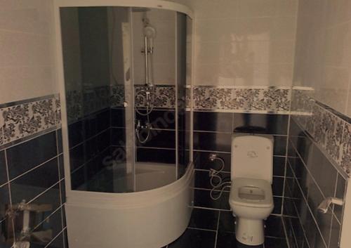 een badkamer met een toilet en een glazen douche bij Retro Suites in Istanbul