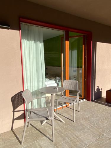 a table and chairs on a balcony with a table and chairs at Agritur Verderame in Trento