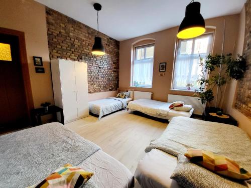 sypialnia z 2 łóżkami i 2 oknami w obiekcie Tanie spanie przy Targach Poznańskich - zameldowanie bezobsługowe- w Poznaniu