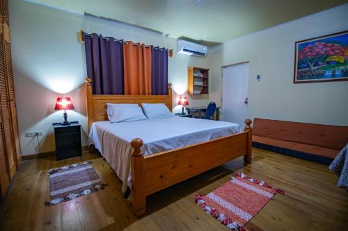 Un dormitorio con una cama grande y una ventana en Traum House en Saint Augustine