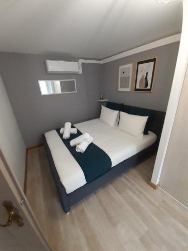 ein Schlafzimmer mit einem Bett mit zwei Handtüchern darauf in der Unterkunft Le Pinaud in Épinal