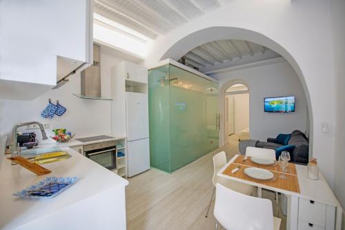una cucina e un soggiorno con tavolo e sedie di Casa di Vito a Mykonos Città