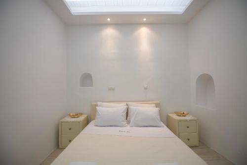 una camera con un letto con due comodini di Casa di Vito a Mykonos Città
