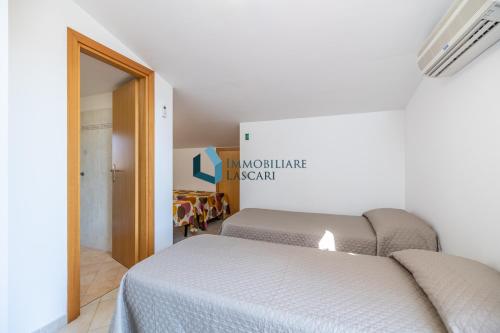 カンポフェリーチェ・ディ・ロッチェッラにあるVilla Siragusa con piscina condominialeのベッドルーム1室(ベッド2台付)