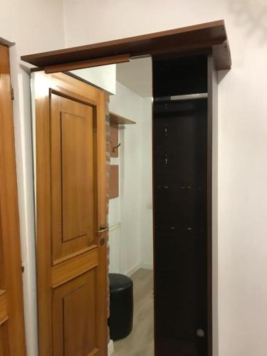 una puerta abierta a una habitación con armario en Brutarilor Guest House, en Cluj-Napoca