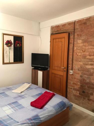クルジュ・ナポカにあるBrutarilor Guest Houseのベッドルーム1室(赤いタオル付きのベッド1台付)
