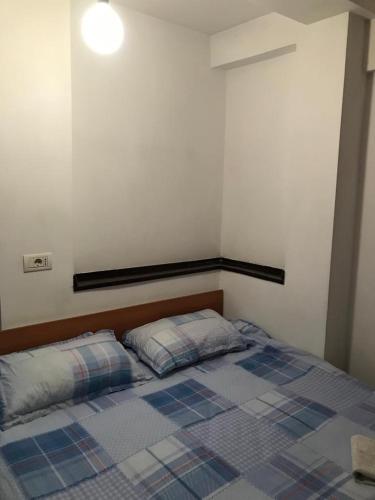 1 cama con 2 almohadas en una habitación en Brutarilor Guest House, en Cluj-Napoca