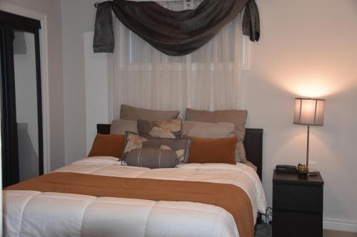 מיטה או מיטות בחדר ב-Cozy Grimsby Suite w/ hot tub & high-speed wifi
