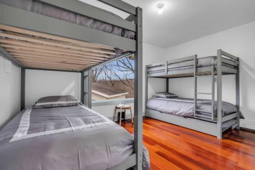 1 Schlafzimmer mit 2 Etagenbetten und Holzboden in der Unterkunft Stunning, Private House in the Hills - Extra calm! in Monroe