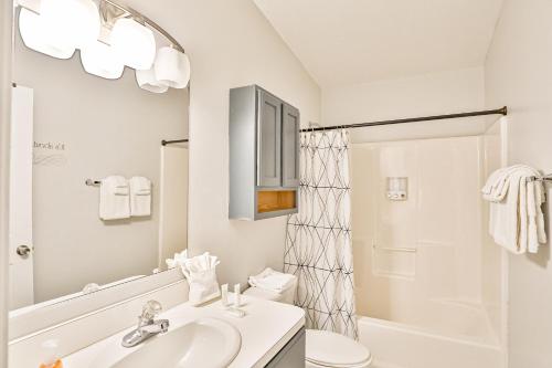 een badkamer met een wastafel, een toilet en een douche bij Home with enclosed yard, fire pit, WiFi, W/D, & AC - great location in Villano Beach