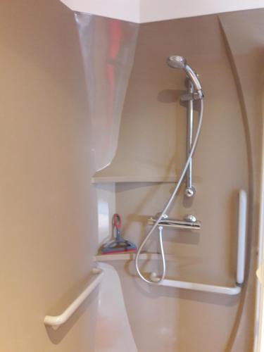 - une douche dans l'angle de la salle de bains dans l'établissement Bruse & Costa à la montagne, à Chorges