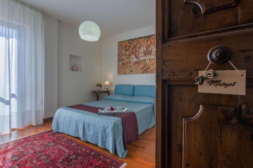 Un pequeño dormitorio con una cama azul y una mesa en Villa Panorama 9 en Pesaro