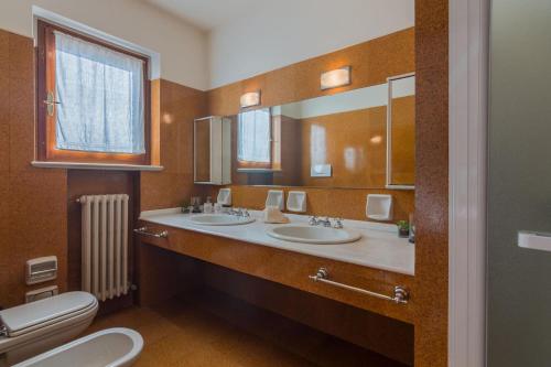 Baño con 2 lavabos y espejo en Villa Panorama 9 en Pesaro