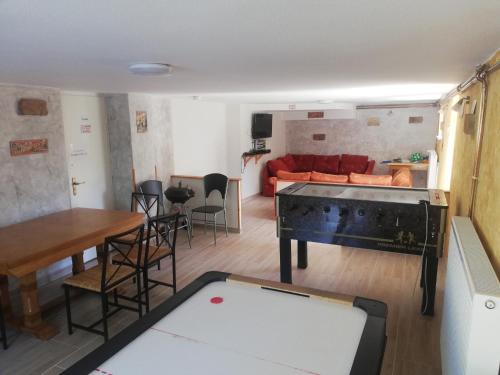 salon ze stołem do ping ponga i kanapą w obiekcie Total Relax Apartmanház w Bogácsu