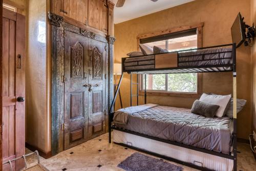 サンタフェにあるLa Jollaのベッドルーム1室(二段ベッド2台、ドア付)