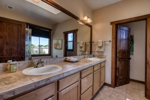La salle de bains est pourvue de 2 lavabos et d'un grand miroir. dans l'établissement La Jolla, à Santa Fe