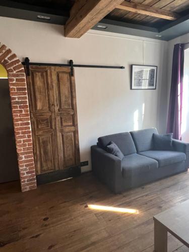 a living room with a blue couch and a door at Appartement L'Ile-Rousse in LʼÎle-Rousse
