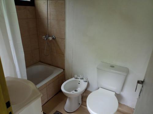 Ванная комната в Cabaña monoambiente con pileta y jardín arbolado