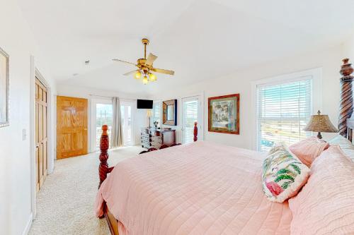1 dormitorio con 1 cama y ventilador de techo en San Flamingo 486, en Rodanthe