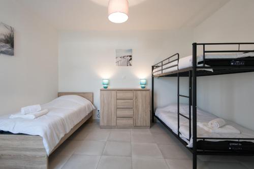 Poschodová posteľ alebo postele v izbe v ubytovaní Maison "Embruns", proche de la plage et du marché